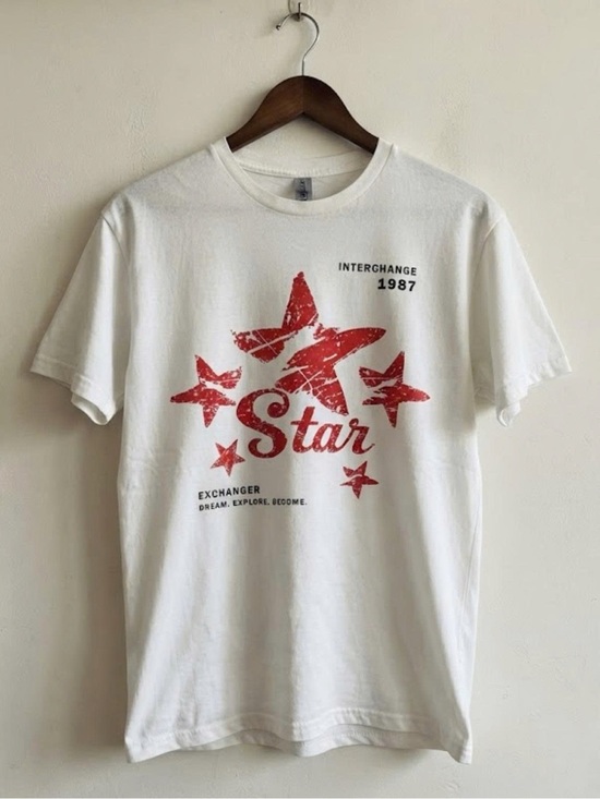 Gildan Tops - Gildan White Short Sleeve Tee with Distressed Red Star Graphic | Unisex Shirt